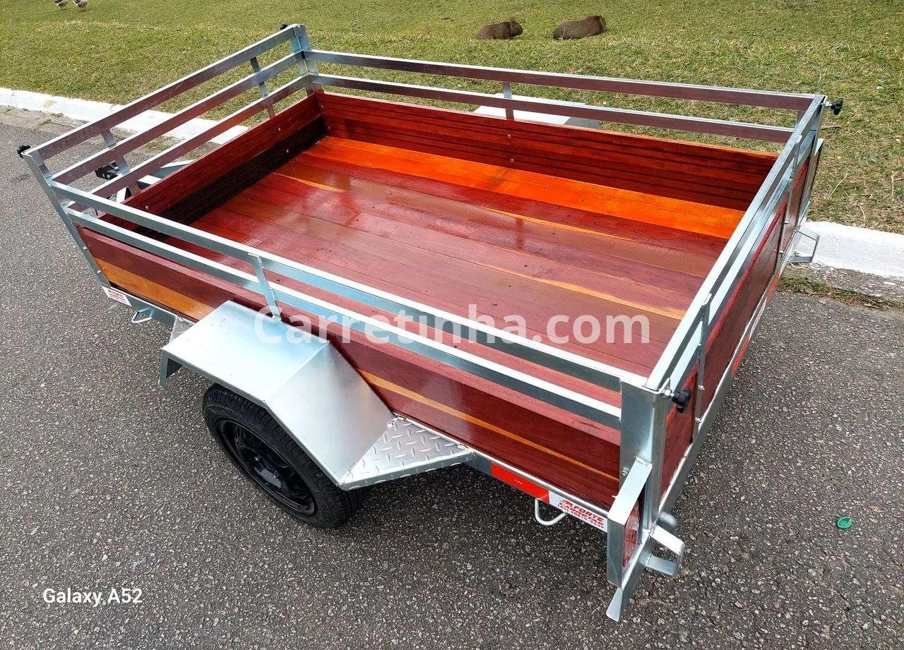 Carretinha fazendinha de um eixo com estrutura metálica para transporte de cargas