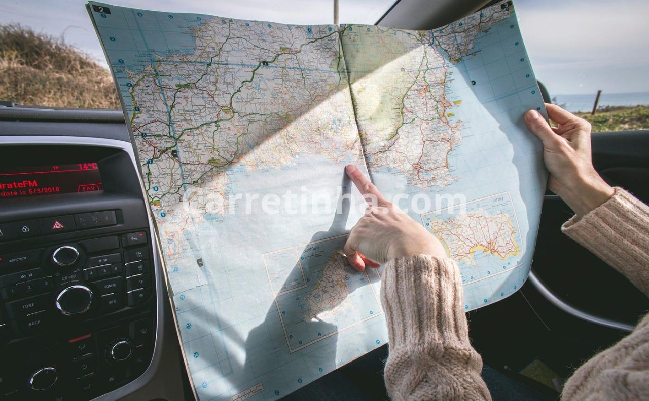 Motorista planejando uma viagem rodoviária e consultando o percurso antes de sair