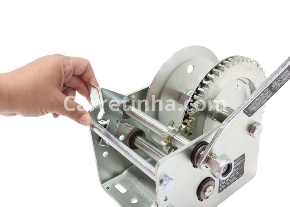 lubrificação das engrenagens de catraca de proa com graxa compatível para guincho manual de reboque náutico.