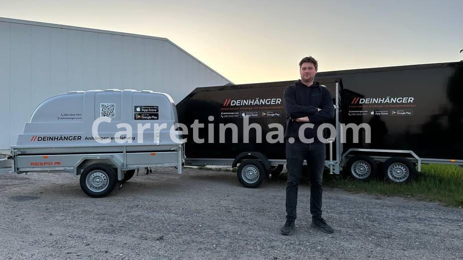 Empresário ao lado de uma frota organizada de reboques, representando uma empresa que deseja ampliar sua presença digital e captar oportunidades de locação.