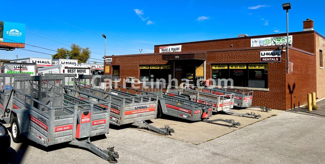 Estabelecimento comercial com carretinhas estacionadas em frente à empresa, mostrando como uma locadora pode apresentar sua frota para clientes que procuram equipamentos na própria região.
