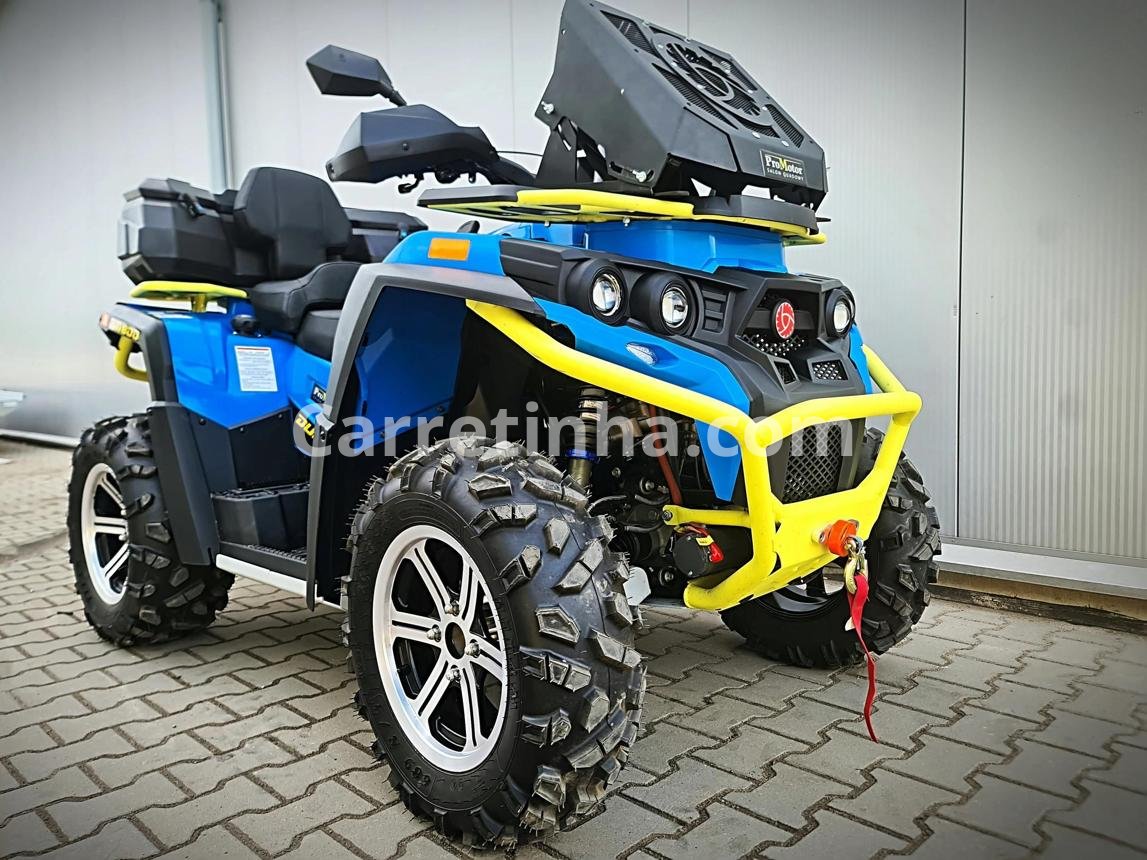 Equipamentos instalados em um quadriciclo off-road, como guincho e proteções, que devem ser apresentados com clareza no anúncio.