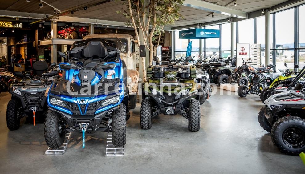 Quadriciclos e UTVs organizados em uma loja, representando a estrutura de estoque que uma concessionária pode divulgar digitalmente.