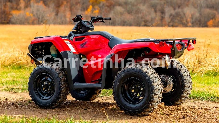Quadriciclo utilitário Honda FourTrax com bagageiros, voltado a atividades rurais e deslocamentos fora de estrada.