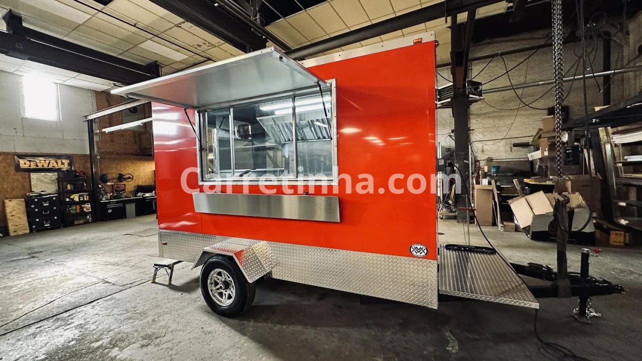 Carretinha comercial de pequeno porte com engate, rodas e estrutura de atendimento visíveis, representando os componentes que precisam ser avaliados antes da compra.