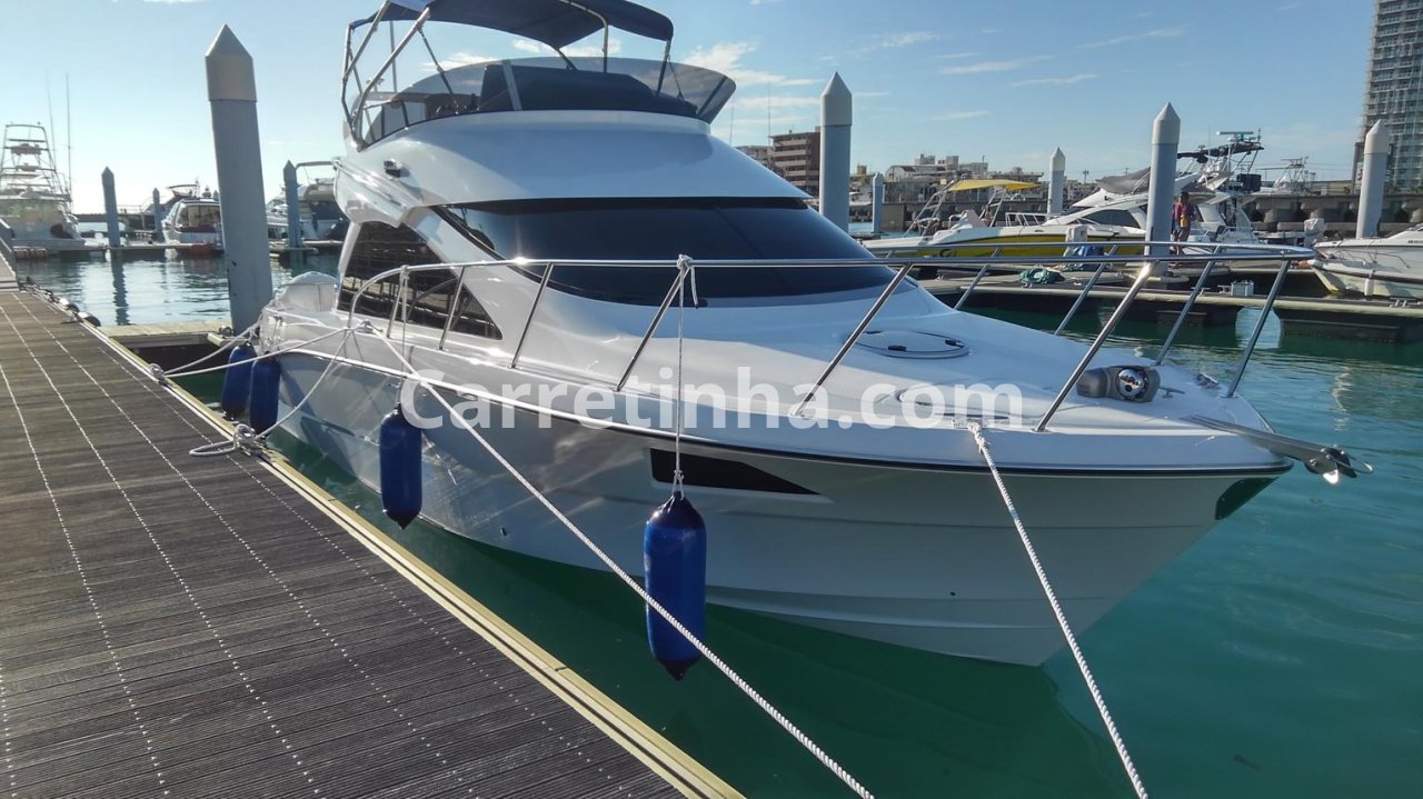 Lancha atracada em um píer flutuante, com defensas e amarras para manter a embarcação posicionada na vaga.