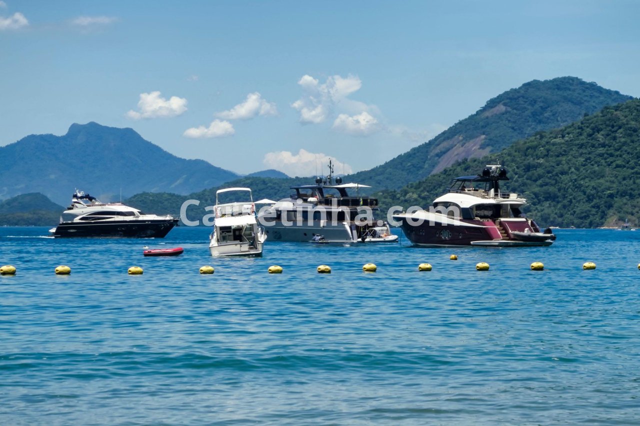 Barco recreativo amarrado a uma boia em uma área abrigada, ilustrando uma alternativa de fundeio que pode existir em locais autorizados.