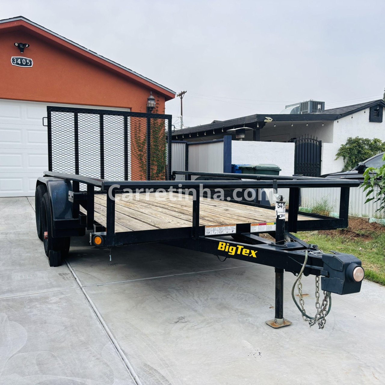 Reboque utilitário usado, conservado e estacionado em uma garagem, pronto para ser fotografado e anunciado para venda.