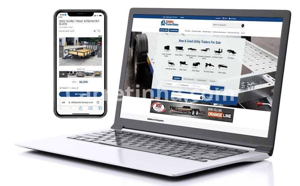 Pessoa utilizando um computador para pesquisar modelos de reboques e comparar opções disponíveis no mercado.