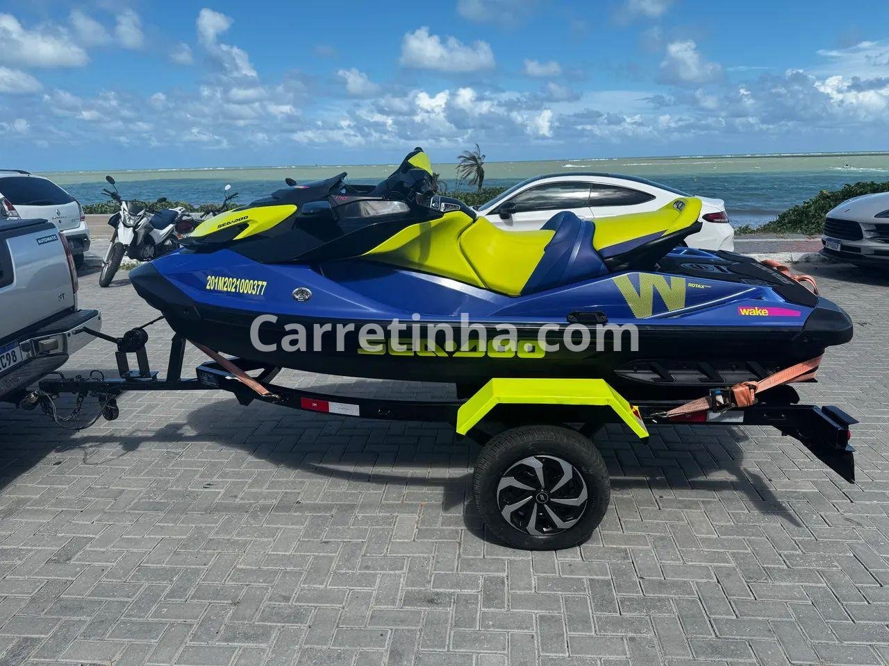 Proprietário registrando imagens de um Jet Ski para mostrar as condições reais do equipamento no anúncio.