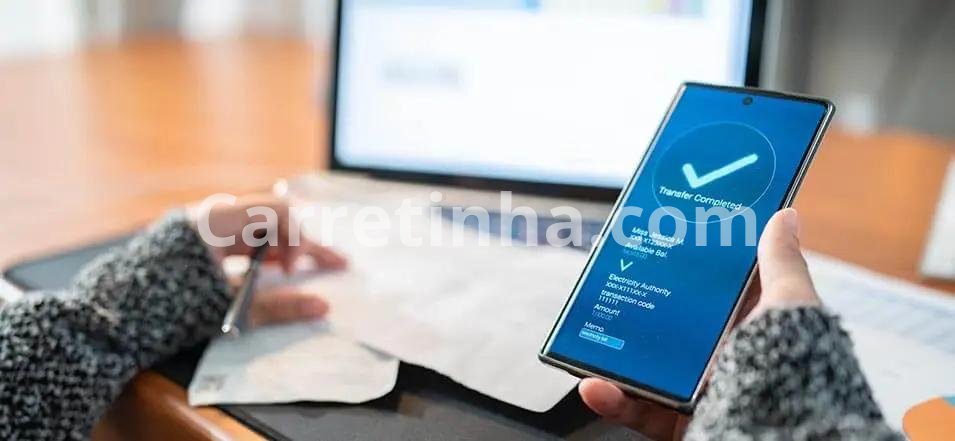 Celular e documentos de venda organizados para ilustrar a verificação de uma transferência antes de liberar um equipamento náutico.