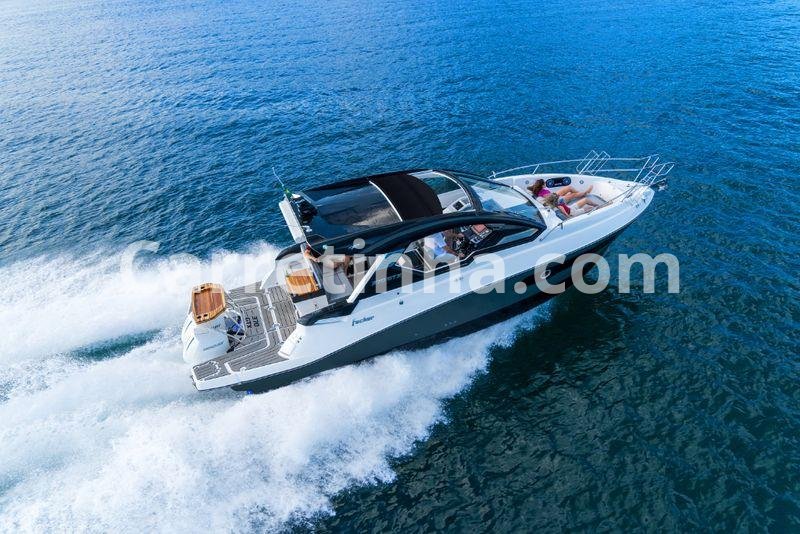 Embarcações recreativas atracadas em uma marina, representando o mercado de barcos e lanchas usados disponíveis para negociação.