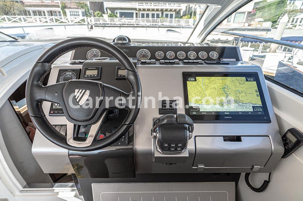 Detalhe do painel de comando de uma embarcação, com instrumentos e equipamento eletrônico de navegação que podem ser relevantes na avaliação do comprador.