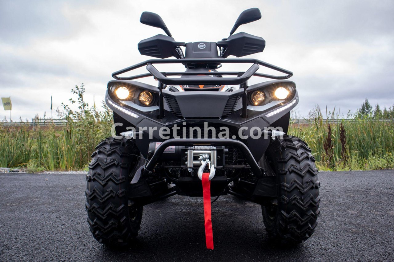 Componentes de um quadriciclo off-road que devem ser fotografados e descritos no anúncio, incluindo pneus, suspensão e guincho.