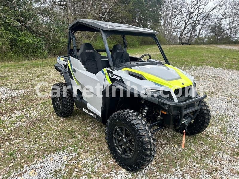 UTV fotografado em ambiente externo e com boa iluminação para destacar a carroceria, as rodas e o estado geral do veículo.