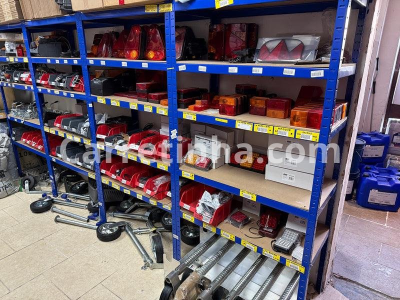 Profissional de oficina conferindo componentes de reposição para separar itens disponíveis para venda.