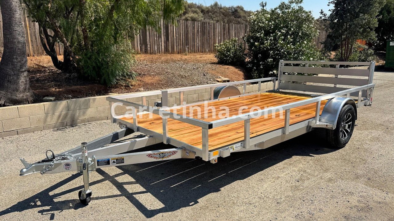 Exemplo de apresentação visual de uma carretinha em ambiente aberto, com iluminação natural e fundo organizado.